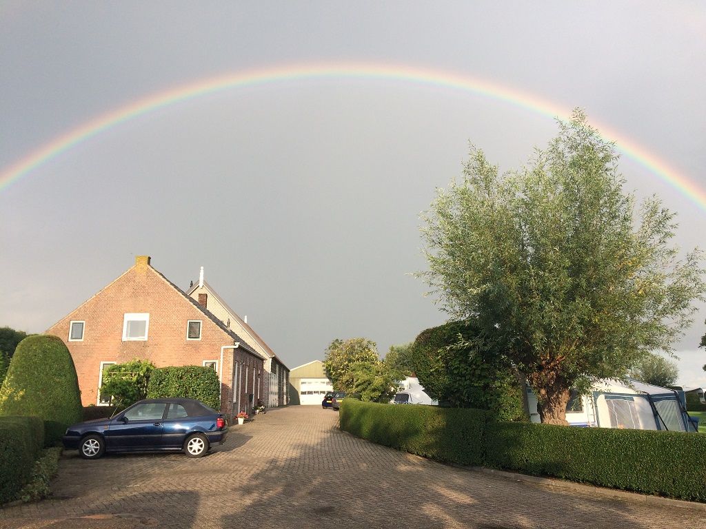 Regenboog boven de oprit
