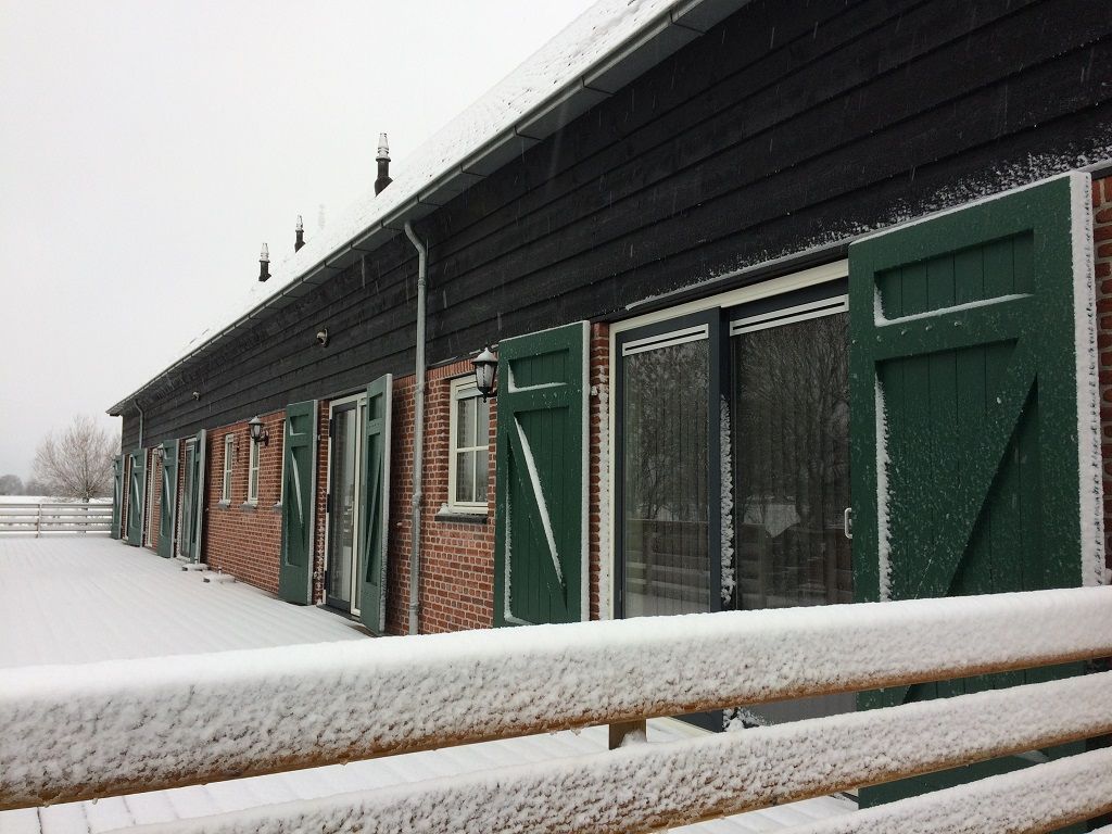 De schuur in de sneeuw